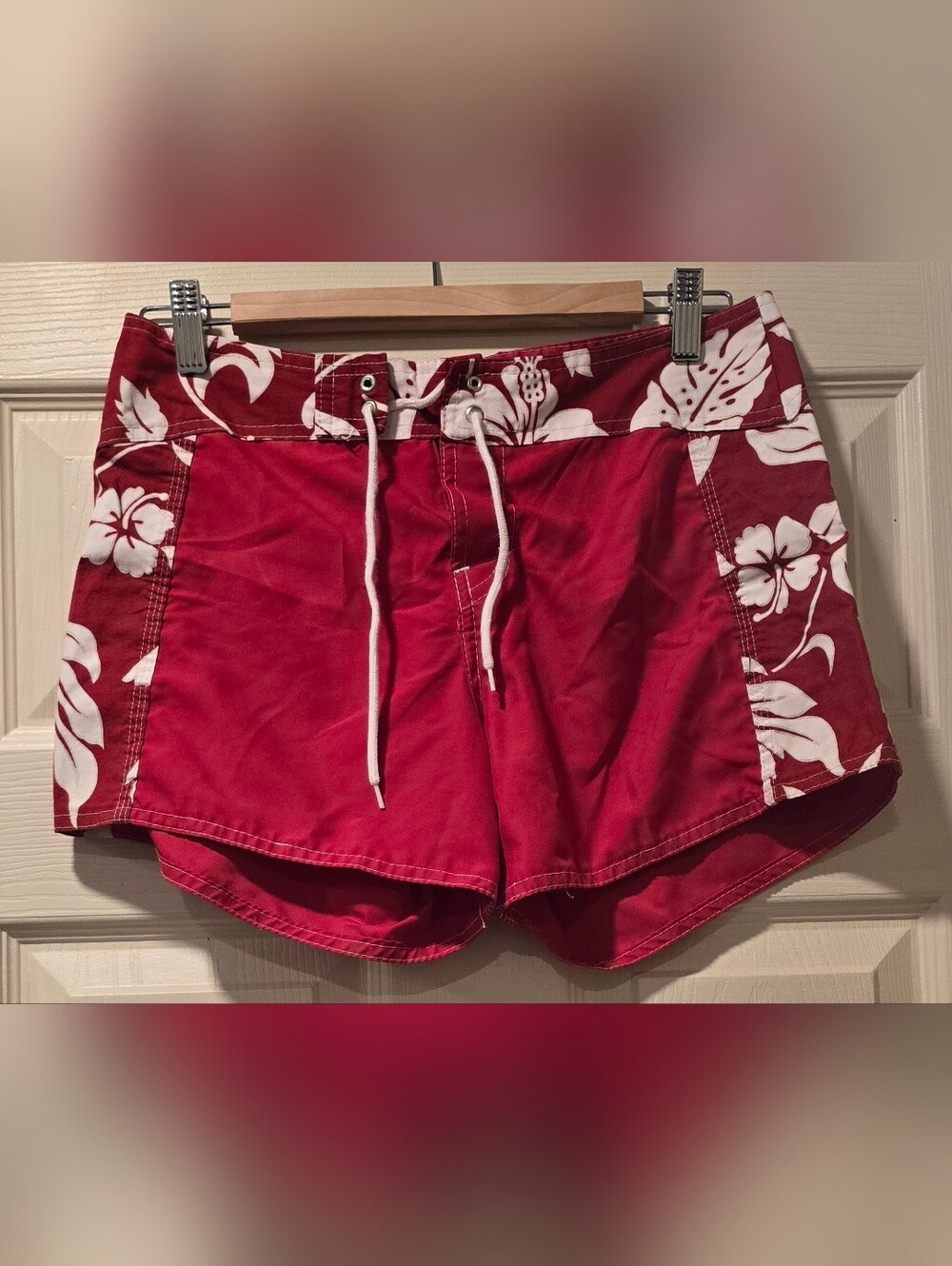 Red Floral Drawstring Women's  Swim Shorts, Size 7 (Runs Small), 3in Inseam